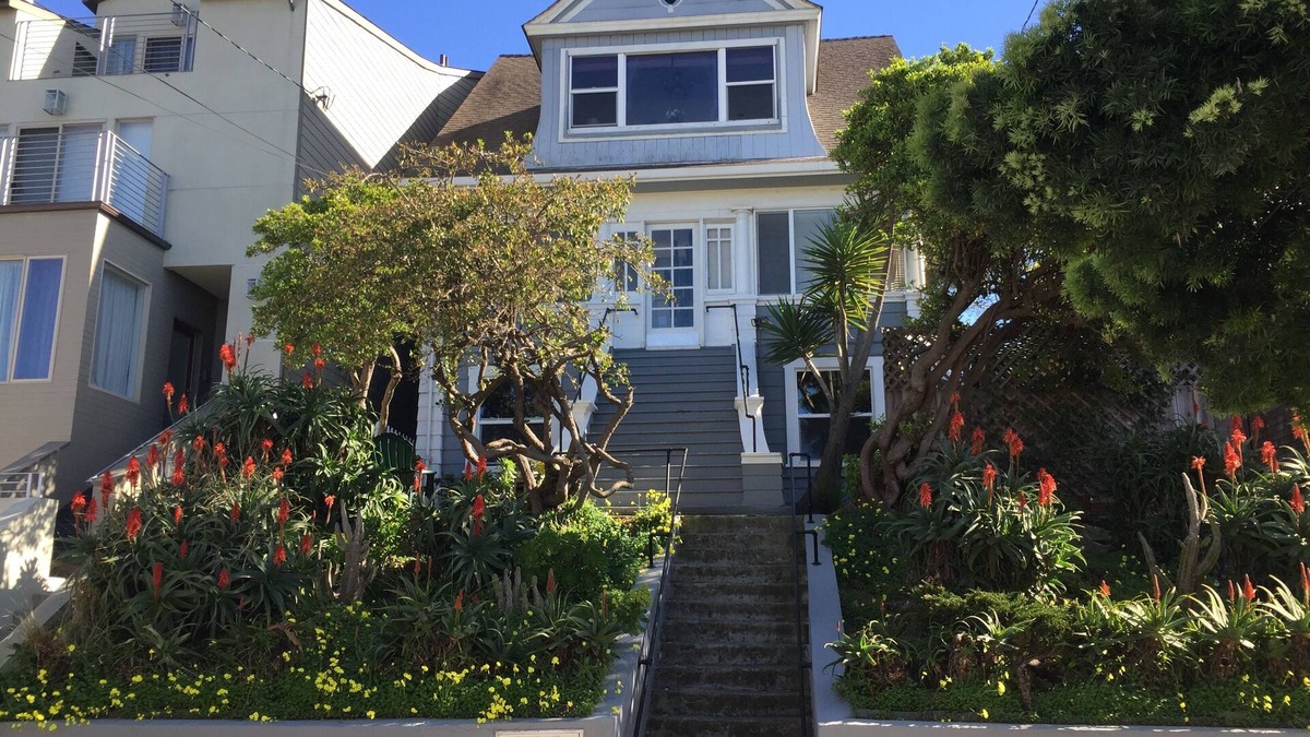 Outer Sunset Apartment | 90 Day+ Stay, Traveling Nurses & Execs welcome! W/D, Dish, Yard, and Pets too!