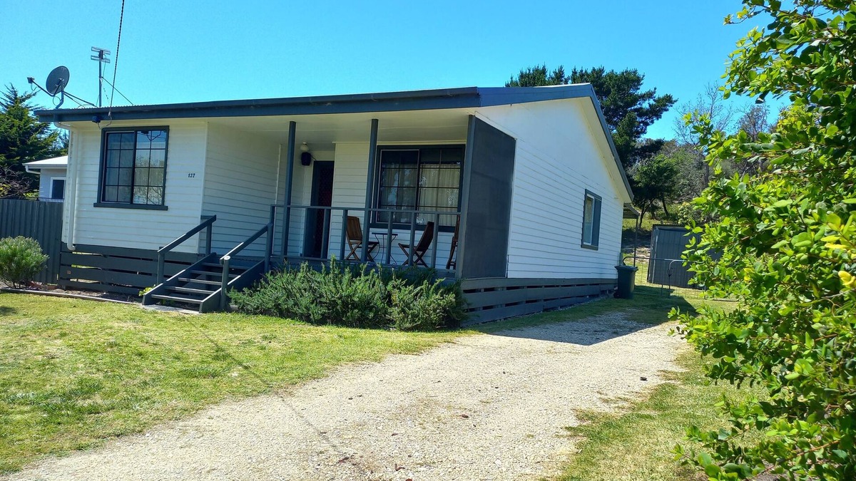 Paradise Beach House | 90 Mile Beach House- Walk to the beach