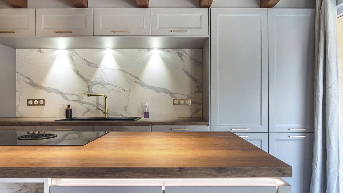 Marlenheim Apartment | 90 sqm apartment with floor-to-ceiling bay windows, a fully equipped kitchen