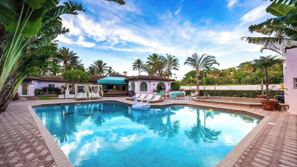 Tamarac Villa | 9000ft Mega Retreat, Jacuzzi Basketball & tennis court +Lake 11 BR 7.5 Bathroomn