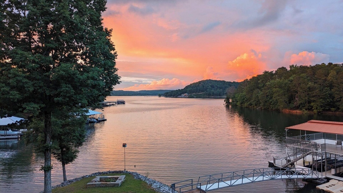 Bremen House | 900ft of water frontage: Private Spacious Luxury Waterfront Point @ Smith Lake!