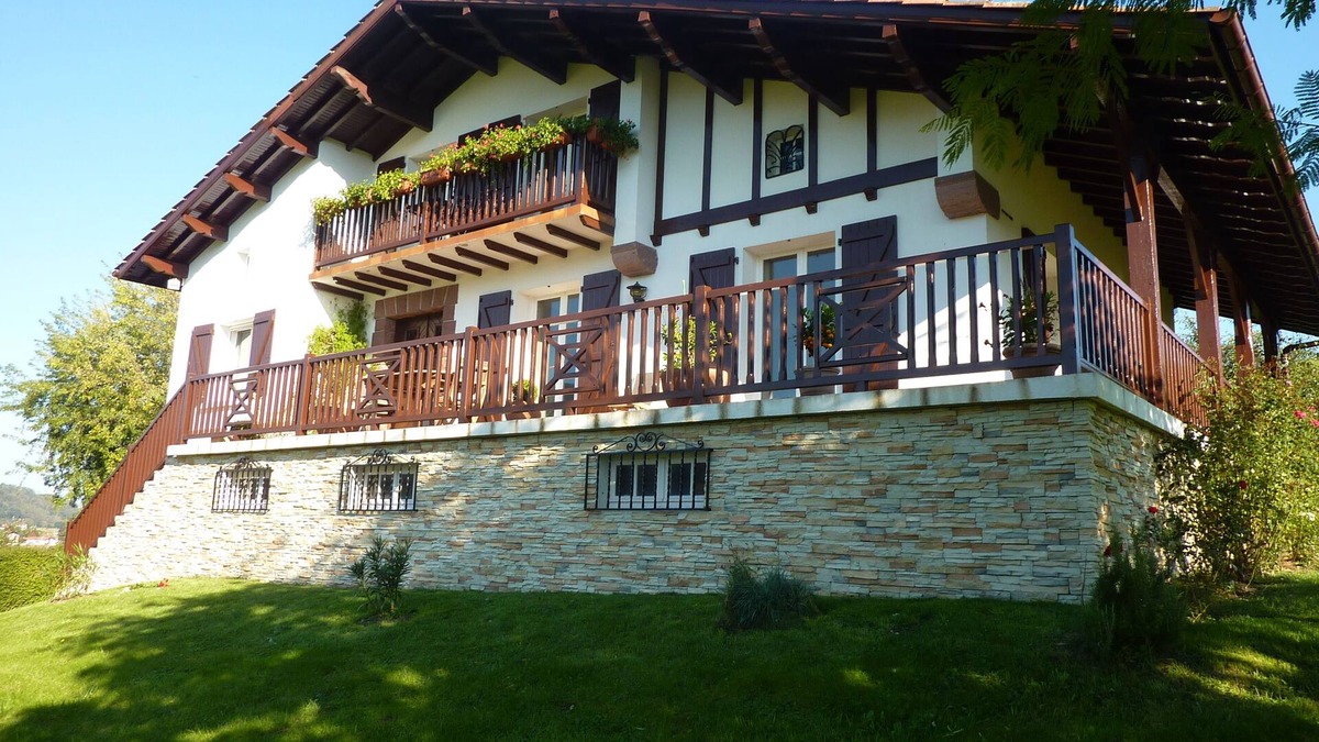 Saint-Jean-le-Vieux Apartment | 900m from the center of ST JEAN PIED DE PORT. All on foot. Superb view. 3*. Calm