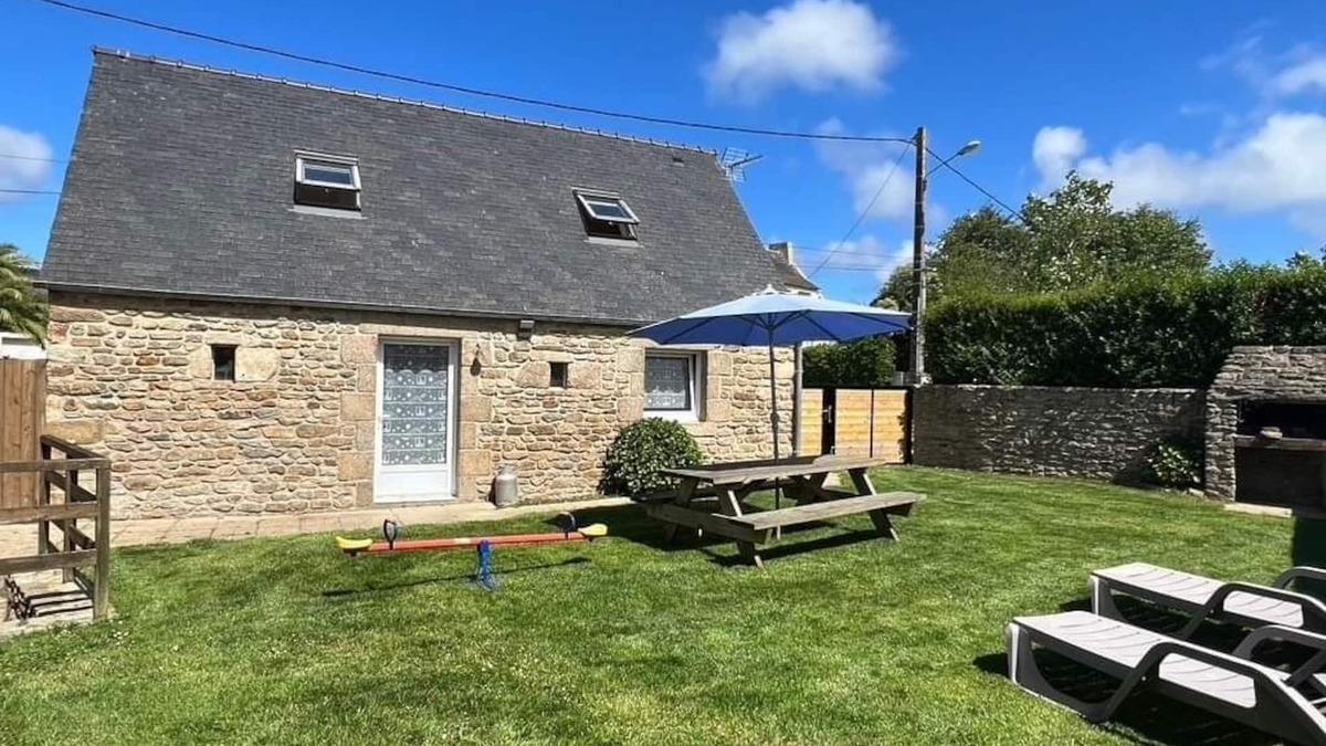 Ploudalmezeau House | 900m from the sea, indoor swimming pool, enclosed garden, dogs accepted, free boat trip.