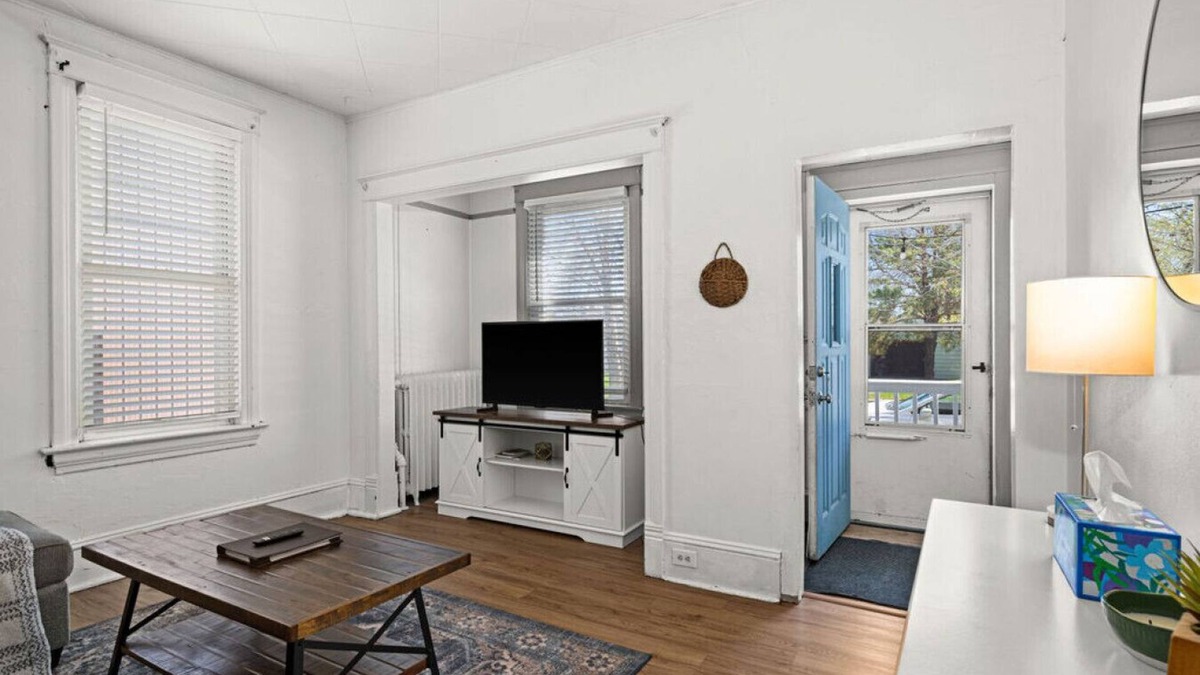 Superior Apartment | 917 · Cumming Avenue Rentals #917