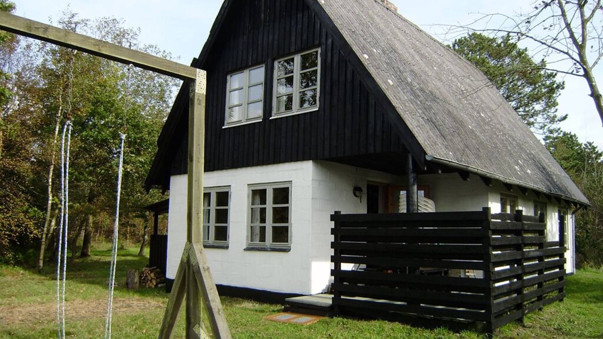 Ronbjerg House | 92 m2 summer house situated on 47.000 m2 nature/forest land. Free Wi-fi.