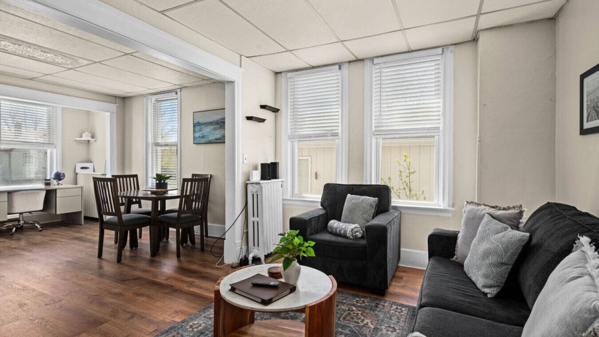 Superior Apartment | 923 · Cumming Avenue Rentals #923