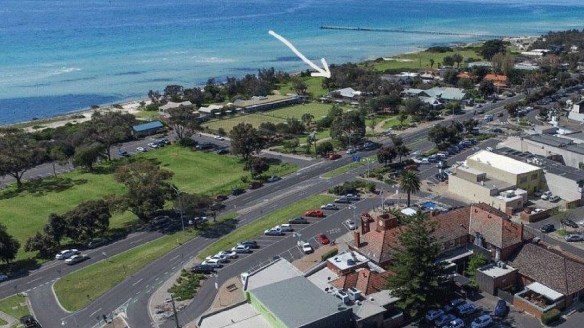 Rosebud Cabin | 930 Cabin on the beach-30metres Beach/Shops/Pub/Resturants-Leave car behind