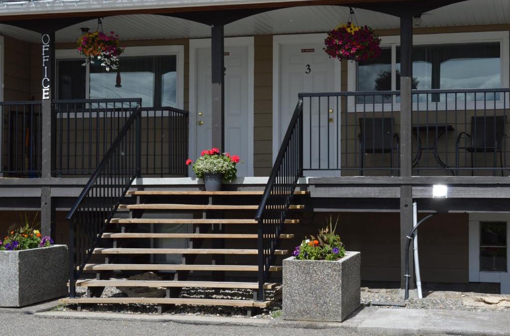 100 Mile House Hotel | 94 Motel & RV Park
