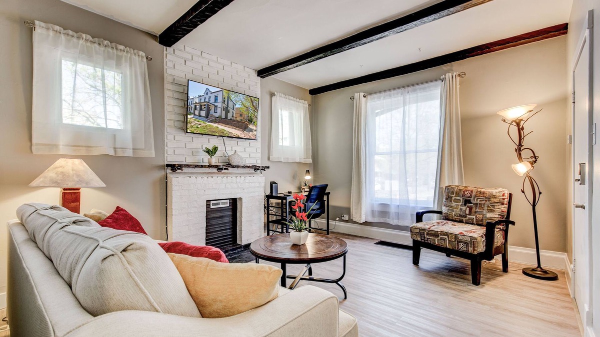 Capitol Hill Apartment | 94 walk score - Capitol Hill Denver - New King Bed - 450Mbps Wifi