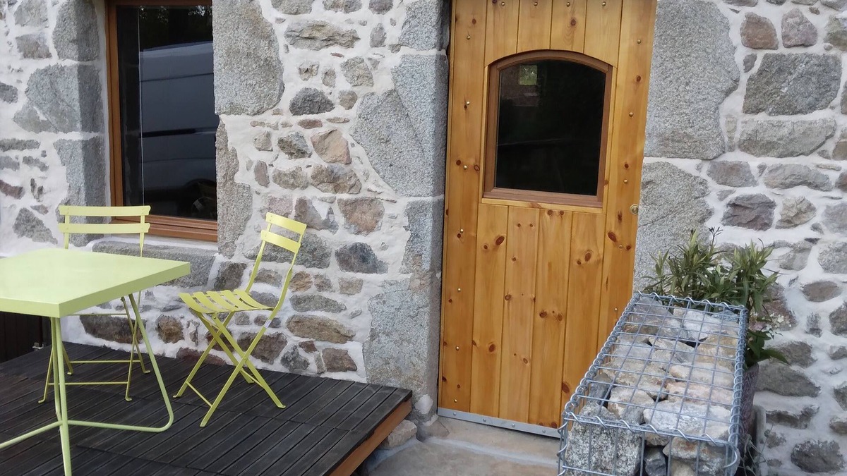 Saint-Germain-lʼHerm Cottage | 95 m² former farmhouse