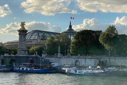 Champs-Elysees Boat Rental | 95 m² Houseboat ∙ 2 bedrooms ∙ 5 guests