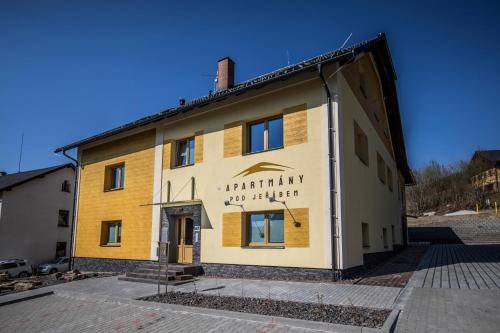 Cervena Voda Apartment | 98 m² Serviced apartment ∙ 2 bedrooms ∙ 6 guests
