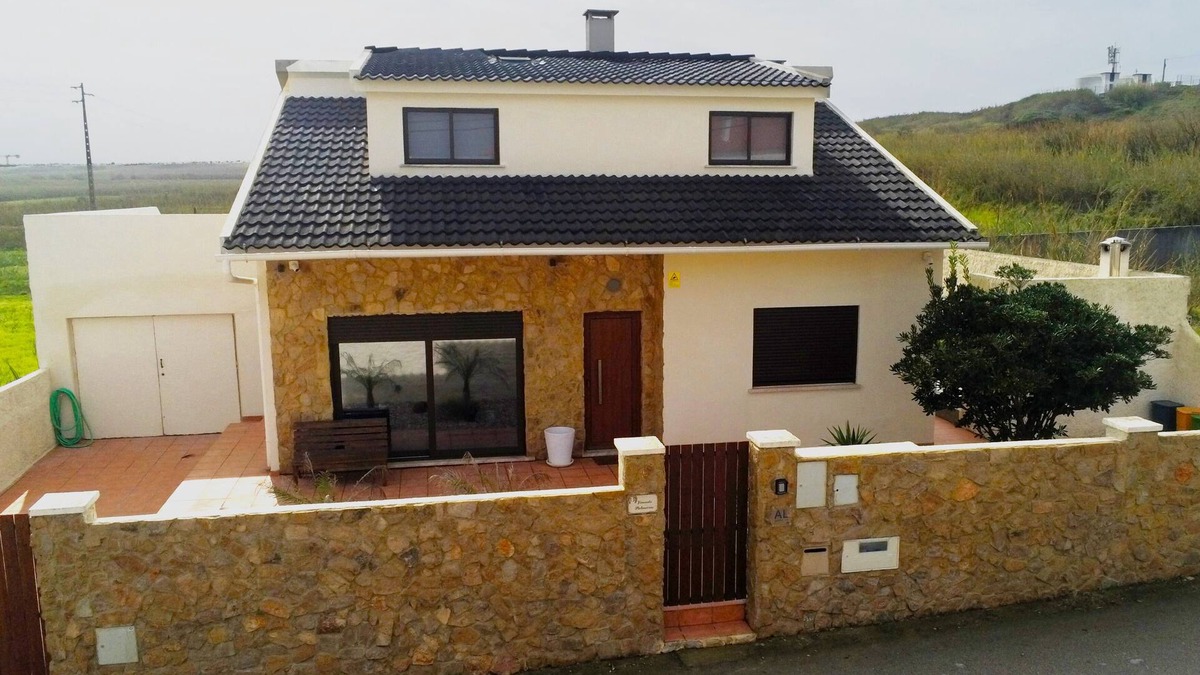 Praia de Santa Cruz Villa | A 1 Minuto a pé da Praia! Casa Familiar com Piscina, Jardim e Terraços