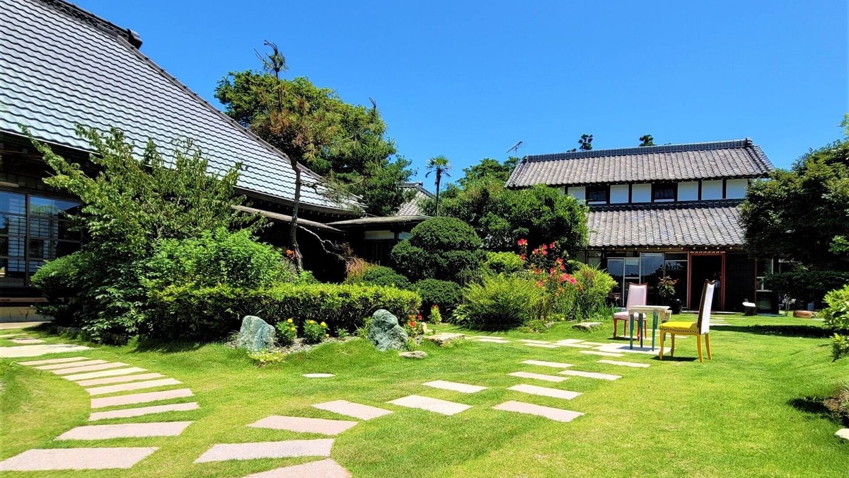 Asahi House | A 120yearold folk house and a museum of contempo - KOMINKA Art Museum Villa / Asahi Chiba