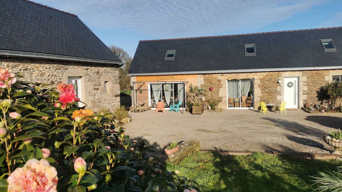 Plouigneau House | A 17 Minutes des Plages, Gîte de L'hermine Curieuse, Idéal Pour les Familles