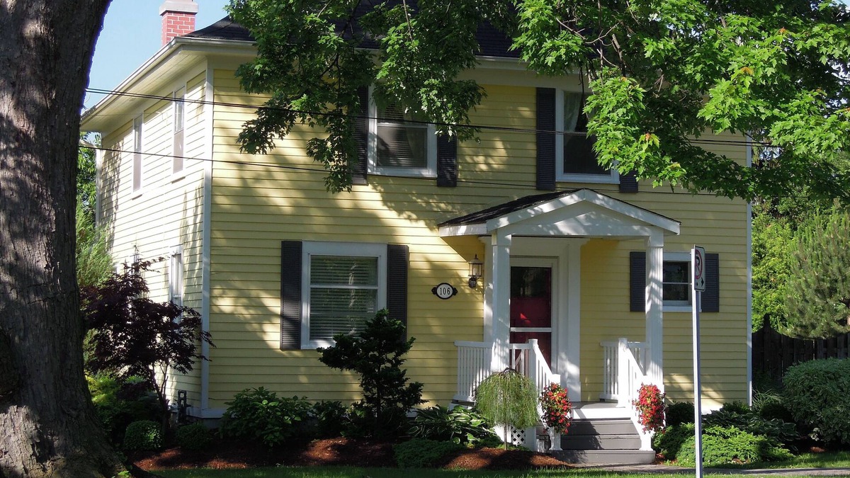 Historic Old Town House | A 4 Bedroom Vacation Rental with Heated Pool in Old Town Niagara on the Lake.