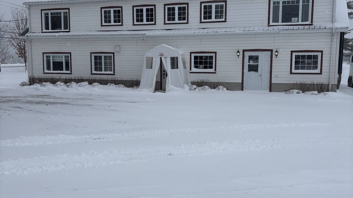 Saint-Etienne-de-Lauzon House | A 4-season haven for families and pets.