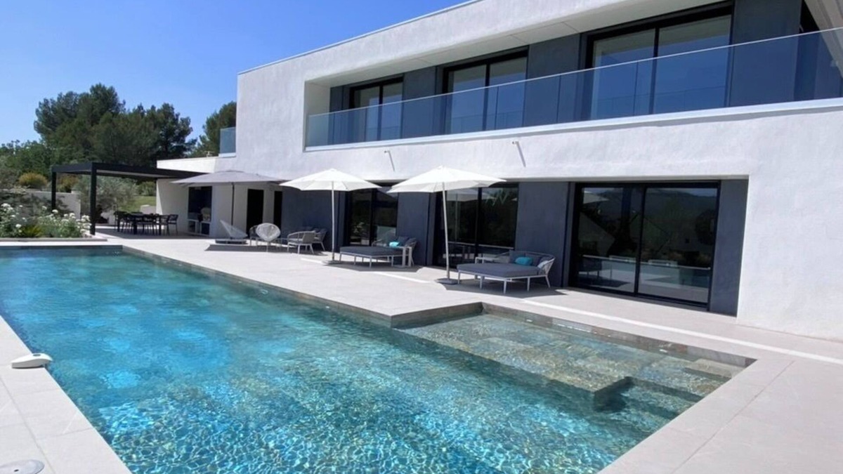 Le Tholonet House | A 5-bedroom modern villa with a 16m-long heated pool in a 2,5 acres land