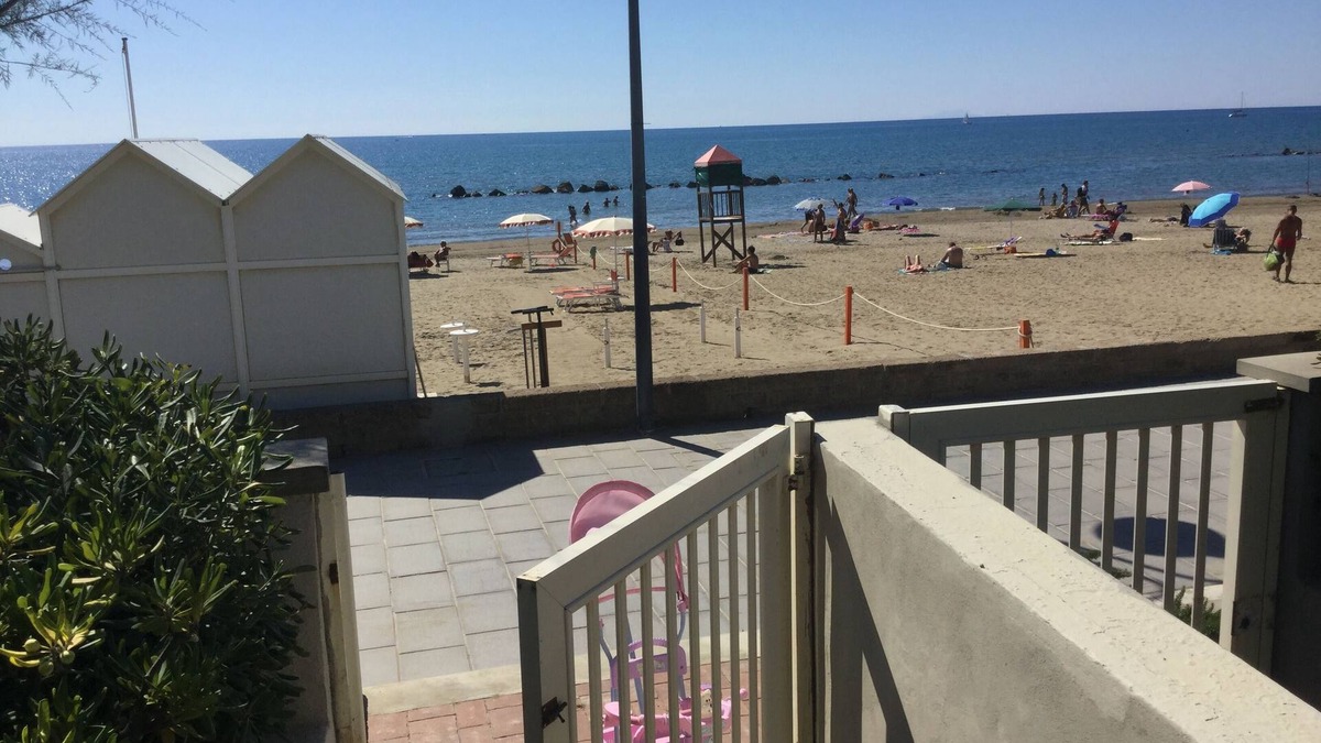 Castiglione della Pescaia Apartment | A 5 meters from the beach