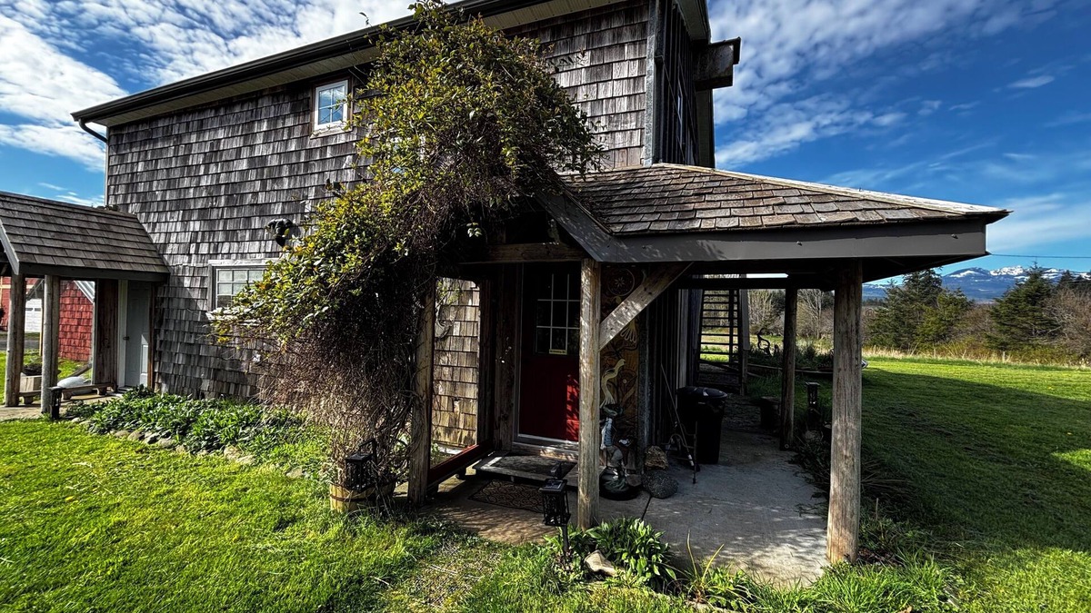 Courtenay House | A Barndominium Retreat on the Edge of Nature