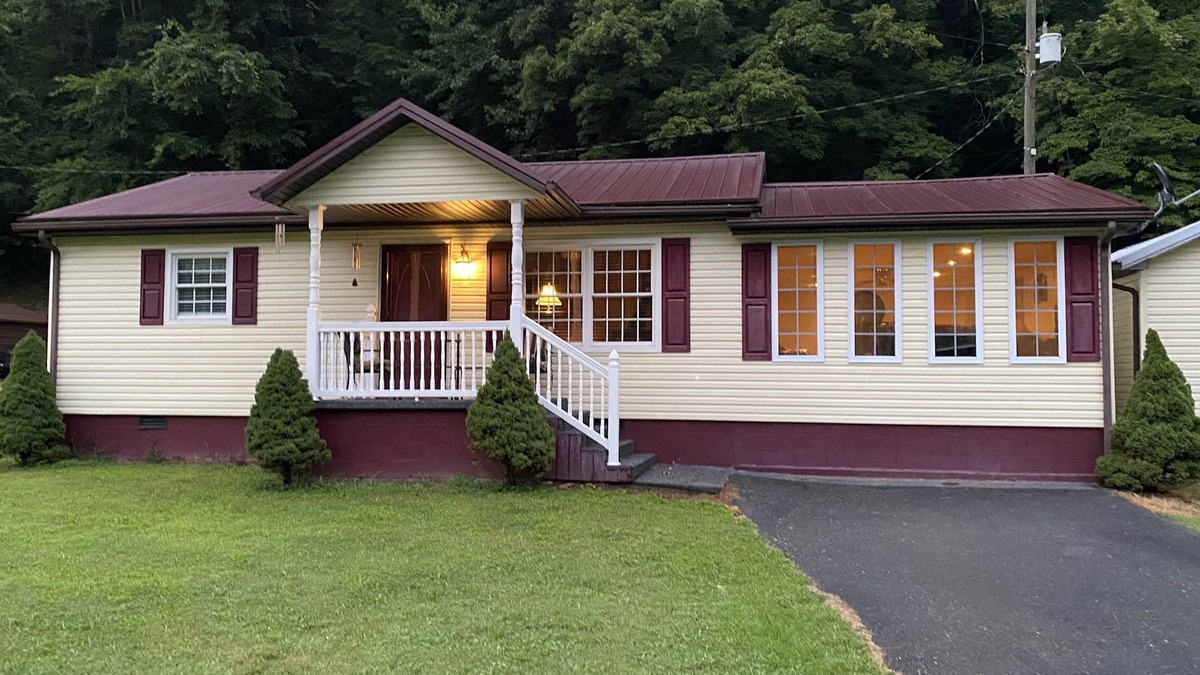 Newtown House | A & B TRAIL HOUSE @ Hatfield-McCoy Trails, 5 Beds Plus Futon 2 Couches & 2 Baths