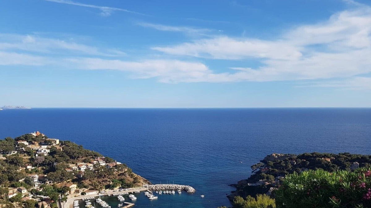 Ensues-la-Redonne Apartment | A balcony overlooking the sea