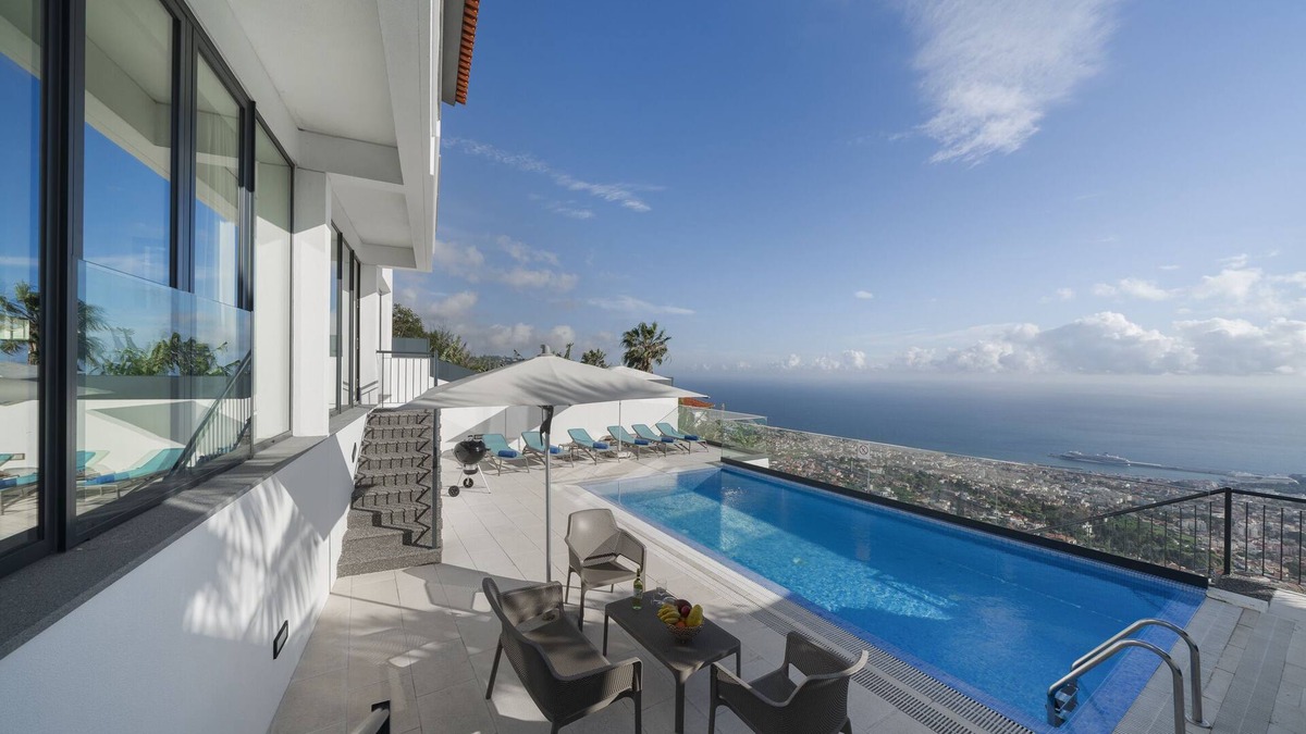 Monte Villa | A balcony over Funchal and sea | Monte White House