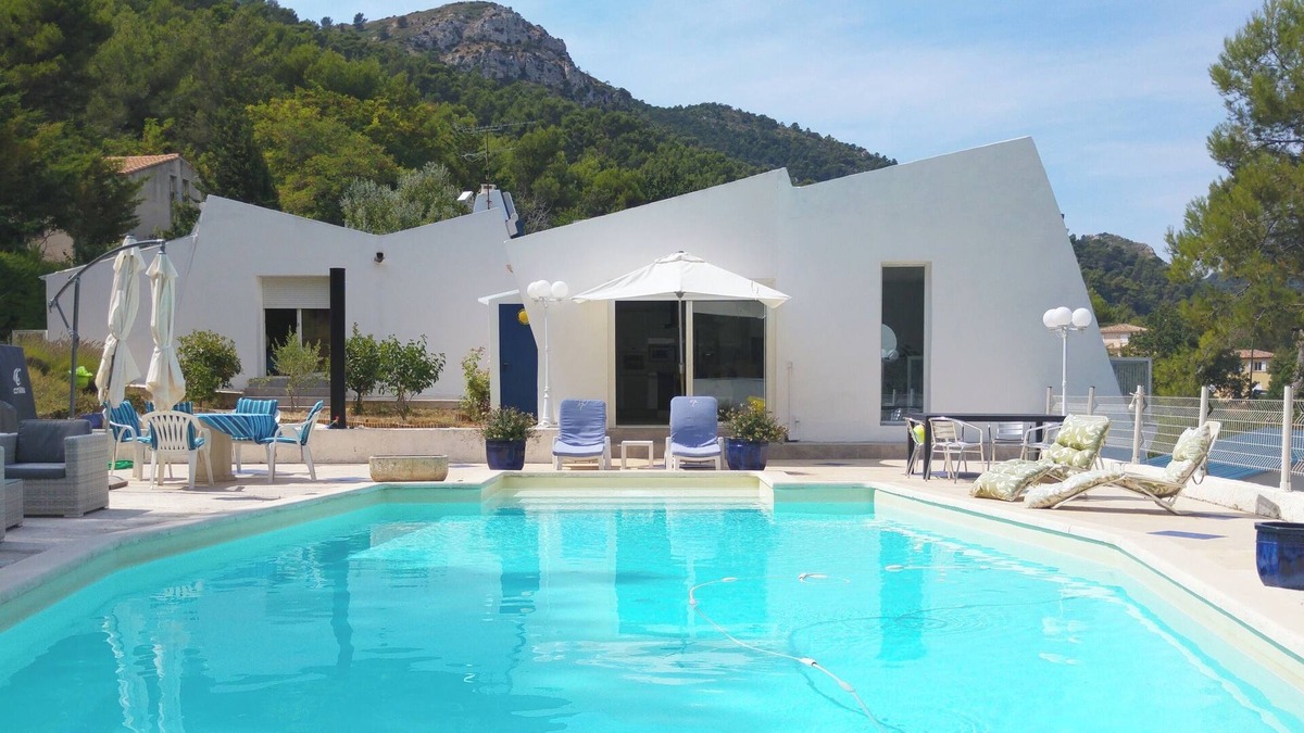 Saint-Savournin House | A BALCONY OVERLOOKING SAINTE VICTOIRE