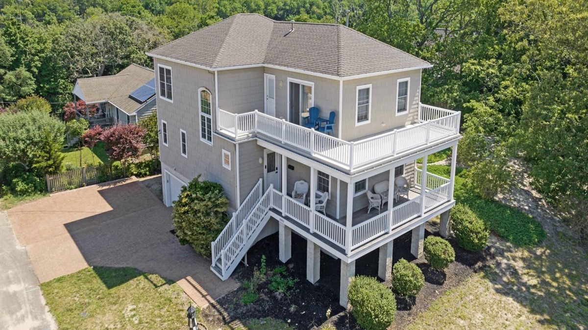 Town Bank House | A Bayfront Beauty in Historic Townbank 4 Bedroom 2.5 Bath sleeps 10