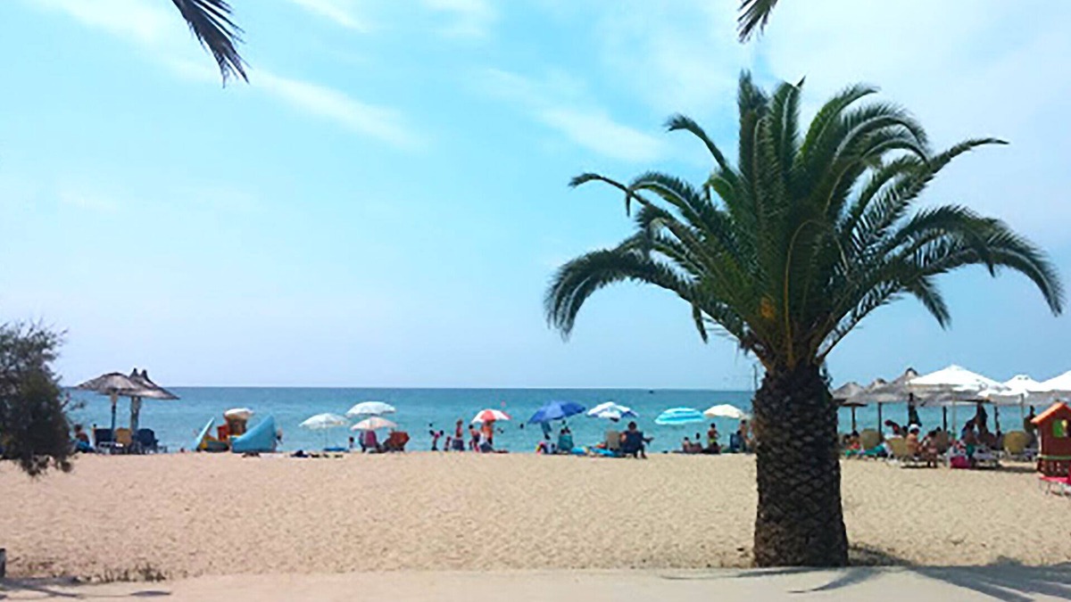 Nea Moudania Villa | a beachfront villa at Moudania with 5 bedrooms for 10 guests