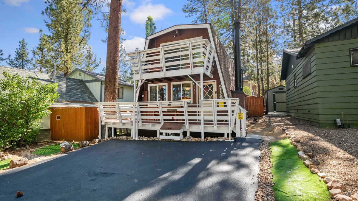 Big Bear Lake House | A Beary Happy Cabin - Walk to Lake & Village, Fireplace, Deck, Barbecue