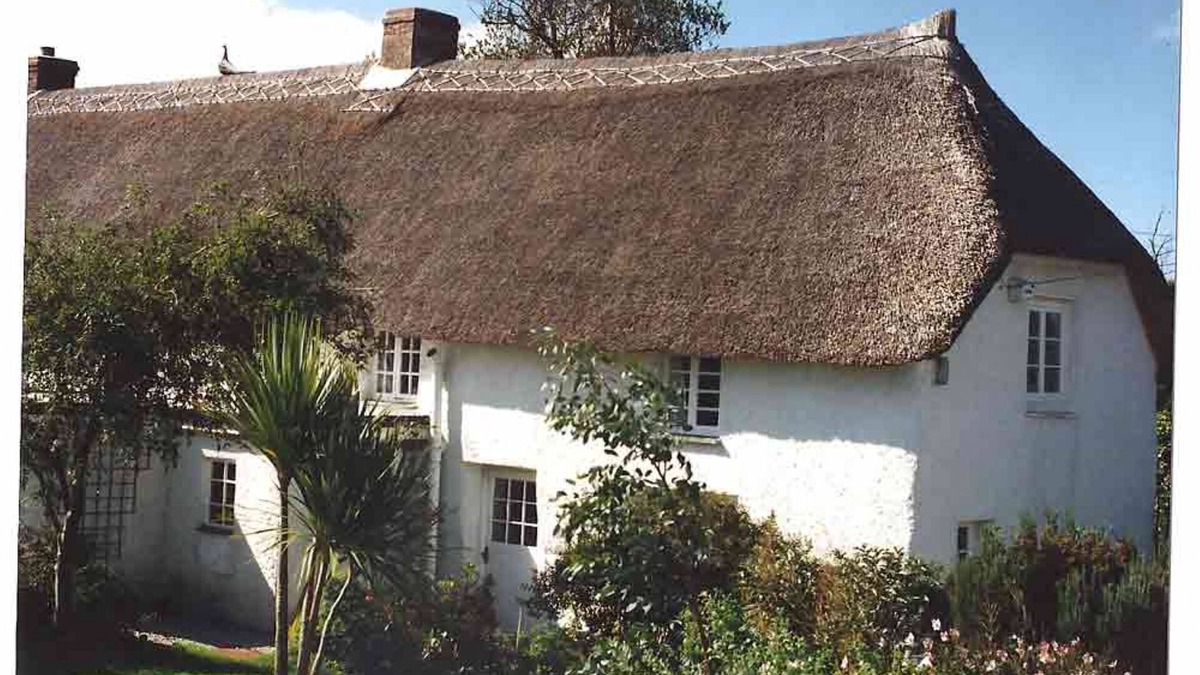 Manaccan Cottage | A beautiful 250 year old thatched cottage close to Frenchman's Creek. 2 bedrooms