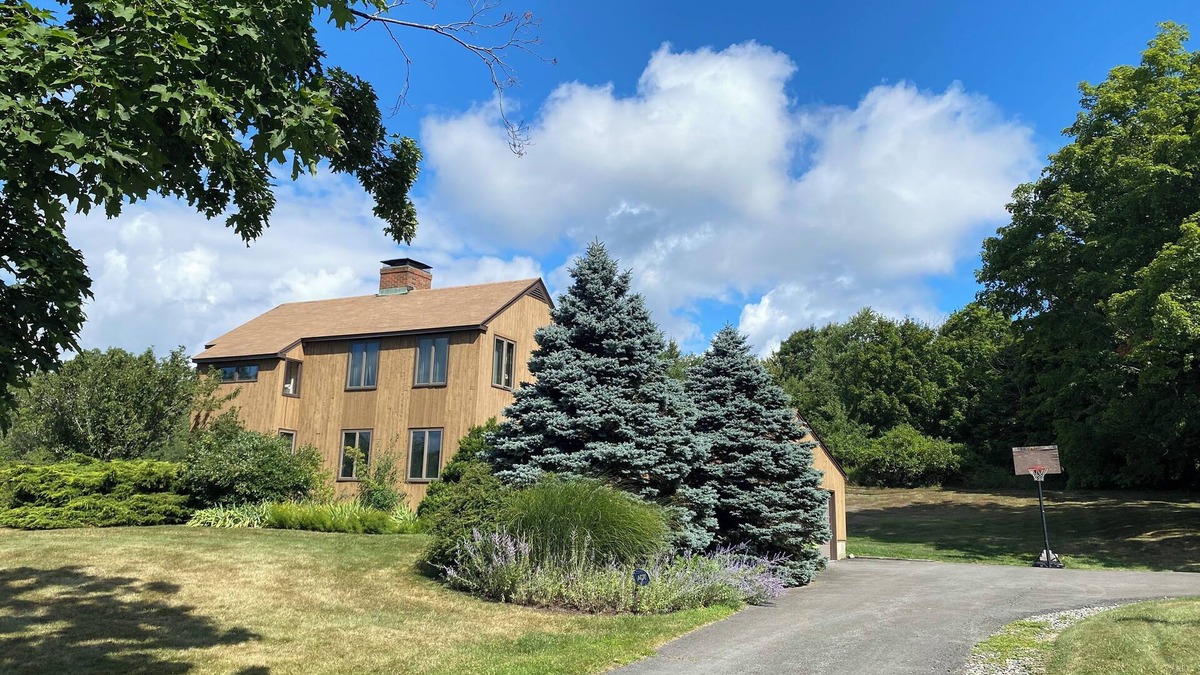Chatham House | A BEAUTIFUL 3 BEDROOM/2.5 BATH HILLTOP HOME IDEAL FOR GREAT ESCAPES,