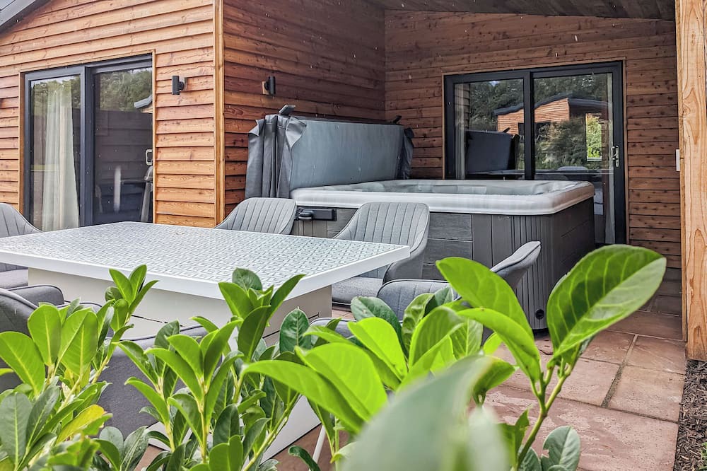 Chirk Bank Ski Chalet | A beautiful bespoke lodge perfect for a family escape with pets.