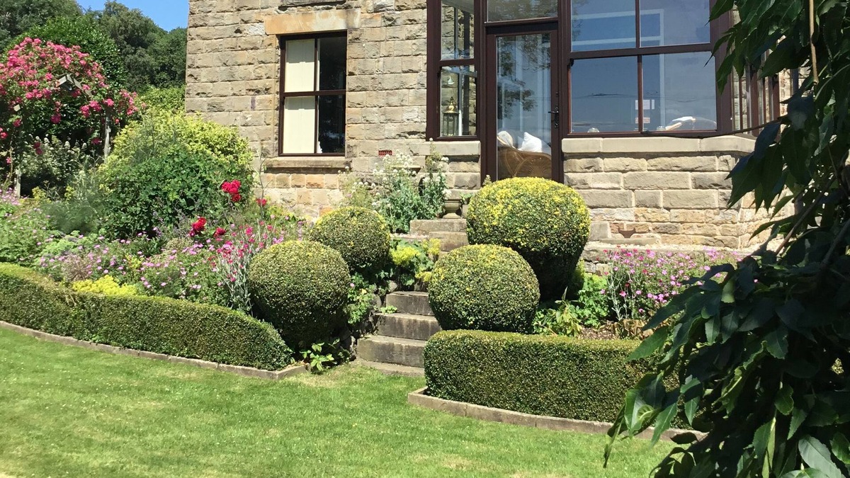 Ault Hucknall Cottage | A beautiful centuries old house, set in the rolling Derbyshire countryside south of the historic mar