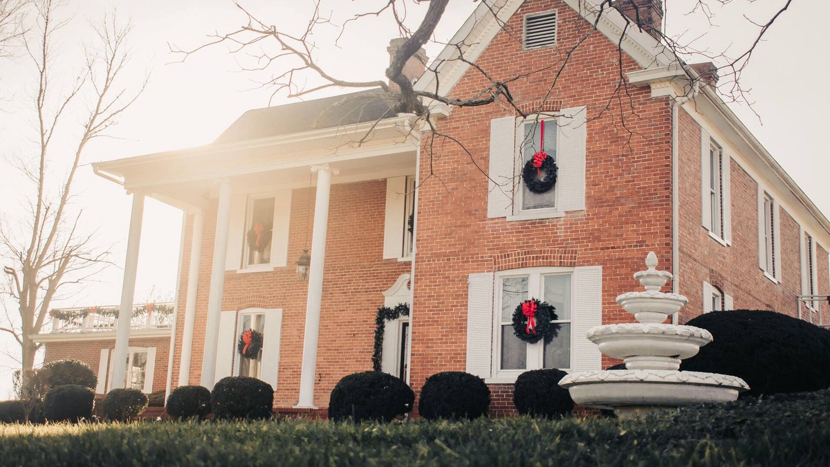 Shawanee House | A beautiful colonial house with breathtaking views of the Cumberland Gap Mnts!