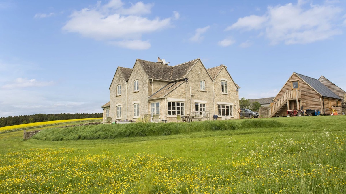 Aldsworth House | A beautiful Cotswolds home set in 3 acres. 4 bedrooms, plus a 1 bedroom annexe.