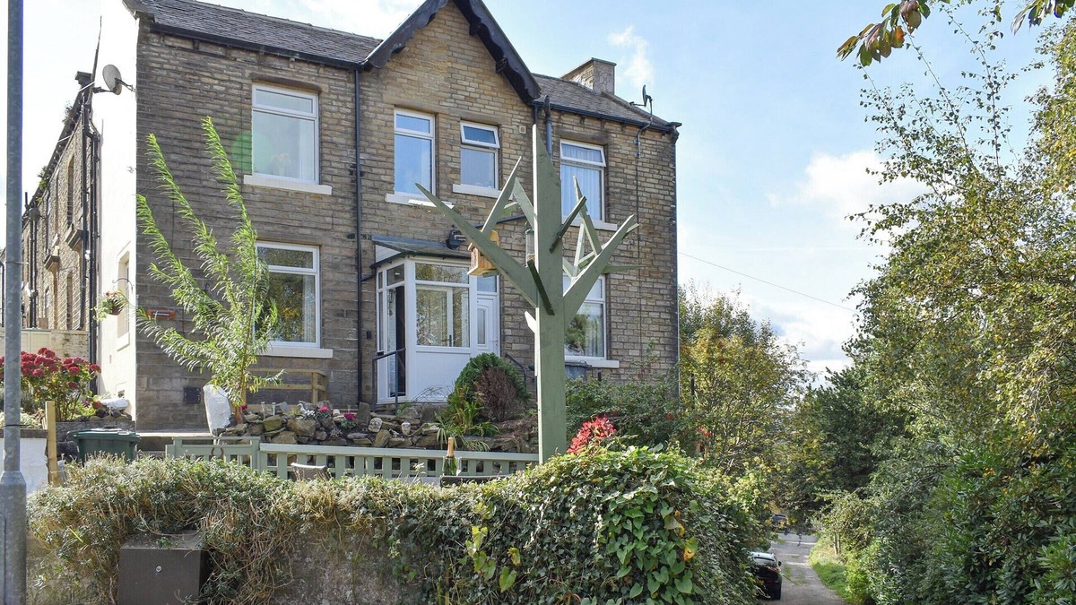 Linthwaite Cottage | A beautiful cottage boasting wonderful views over the surrounding Colne Valley.