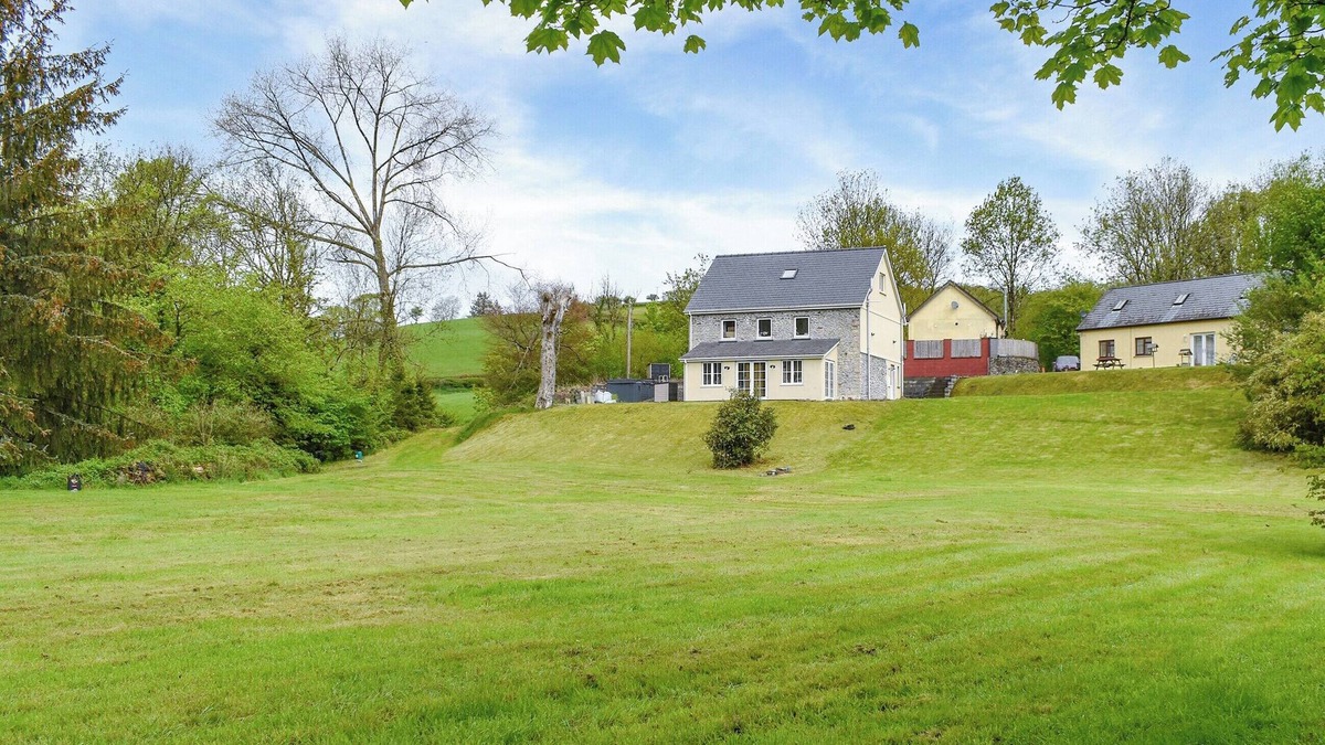 Llanwrda Cottage | A beautiful farmhouse set within large gardens.