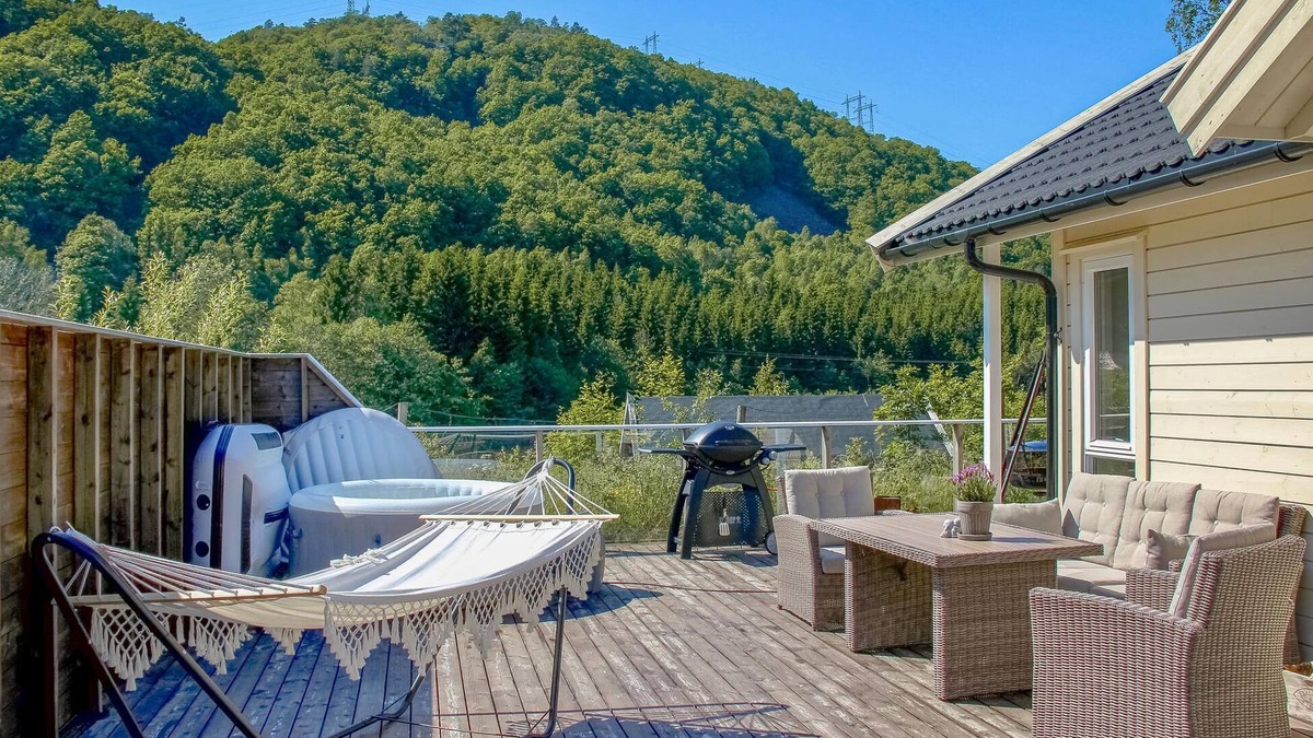 Farsund House | A beautiful holiday home in a quiet location in Åptapark, not far from the Åptafjord.