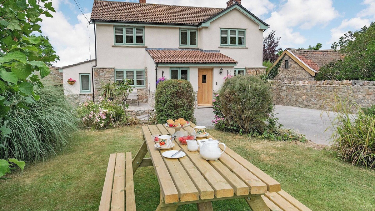 Banwell Cottage | A beautiful home from home in a wonderful location and with a hot tub.