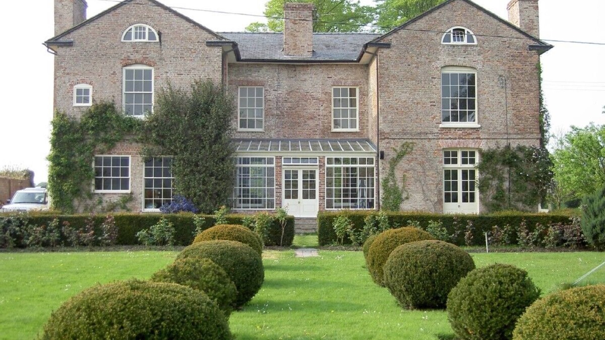 Llandrinio House | A Beautiful Home From Home - An Historic Manor House dating from 1682.