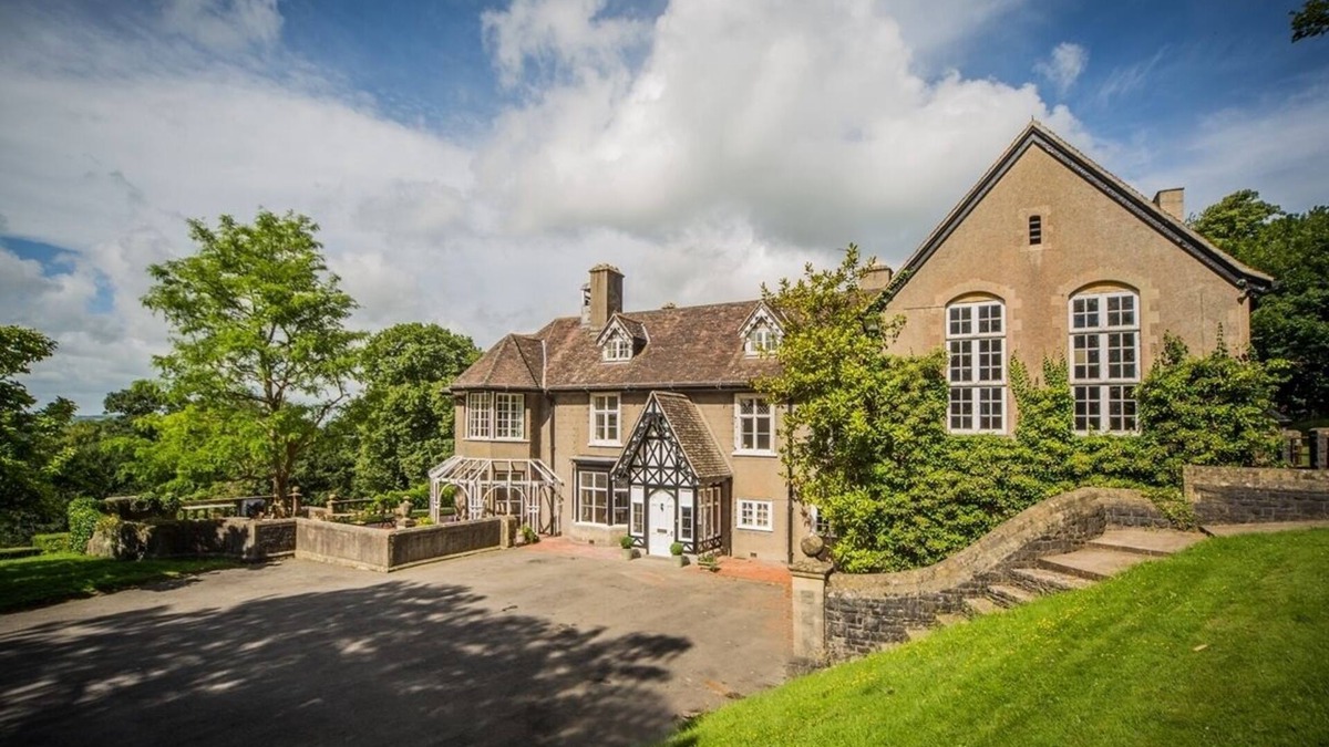 Wrington House | A beautiful home set in 11 acres of grounds, overlooking the Mendip Hills.