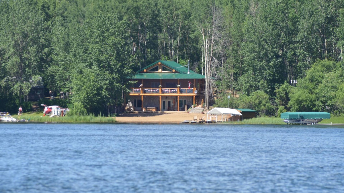 Central Alberta House | A beautiful lakefront cabin!