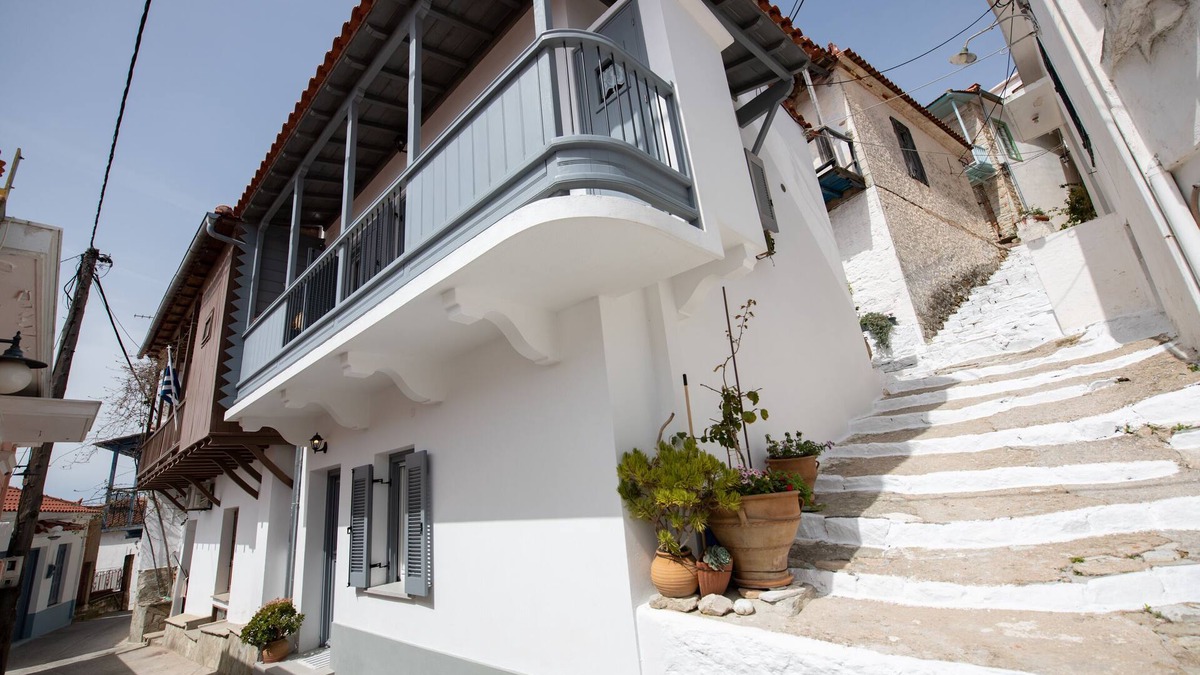 Glossa House | A beautiful, newly renovated, fully equipped traditional house in Glossa
