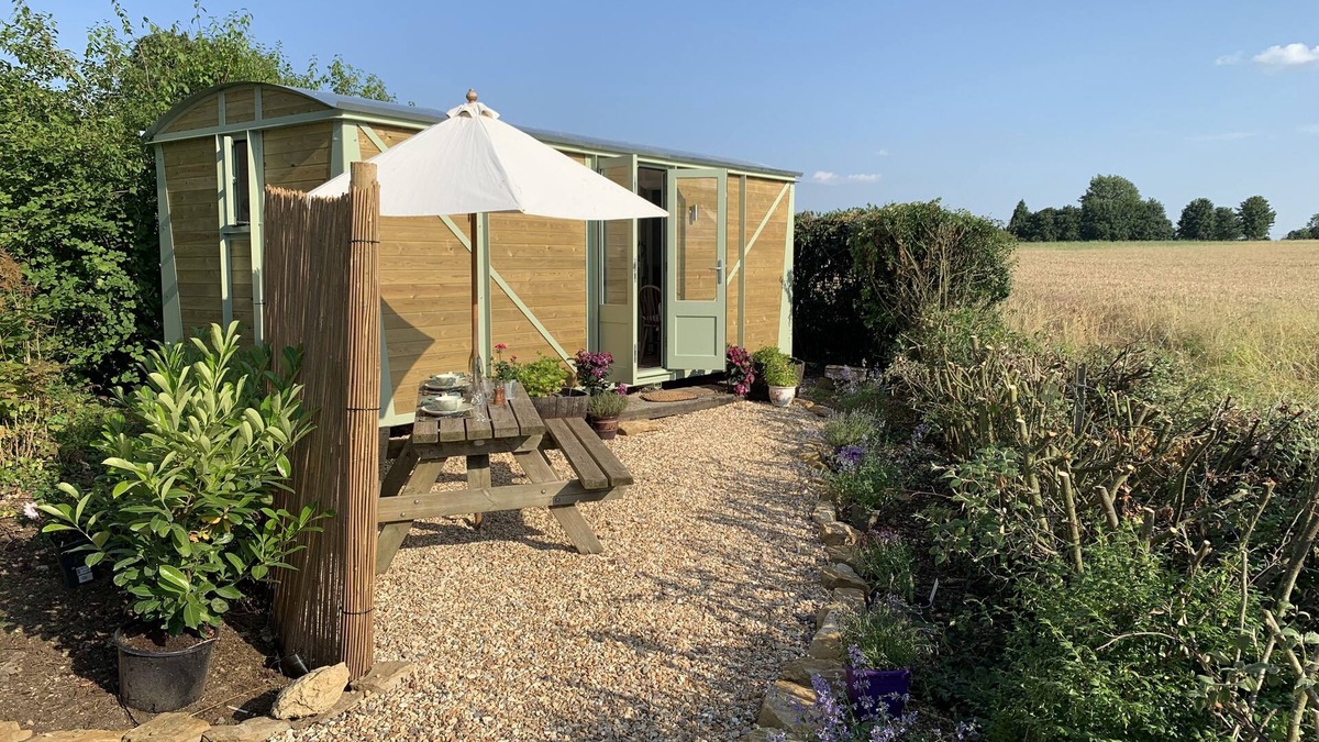 Lyneham Cabin | A beautiful Railway Carriage, with stunning views & use of the Ndoro Pool.