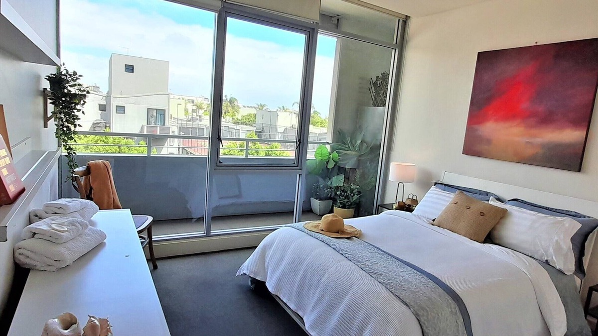 Port Melbourne Apartment | A beautiful, resort style apartment only mts to the beach in Port Melbourne!