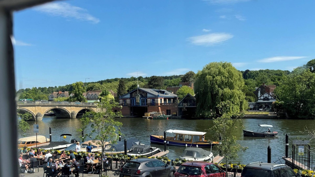 Henley House | A Beautiful River Frontage Townhouse with walled garden, hot tub and fire pit.