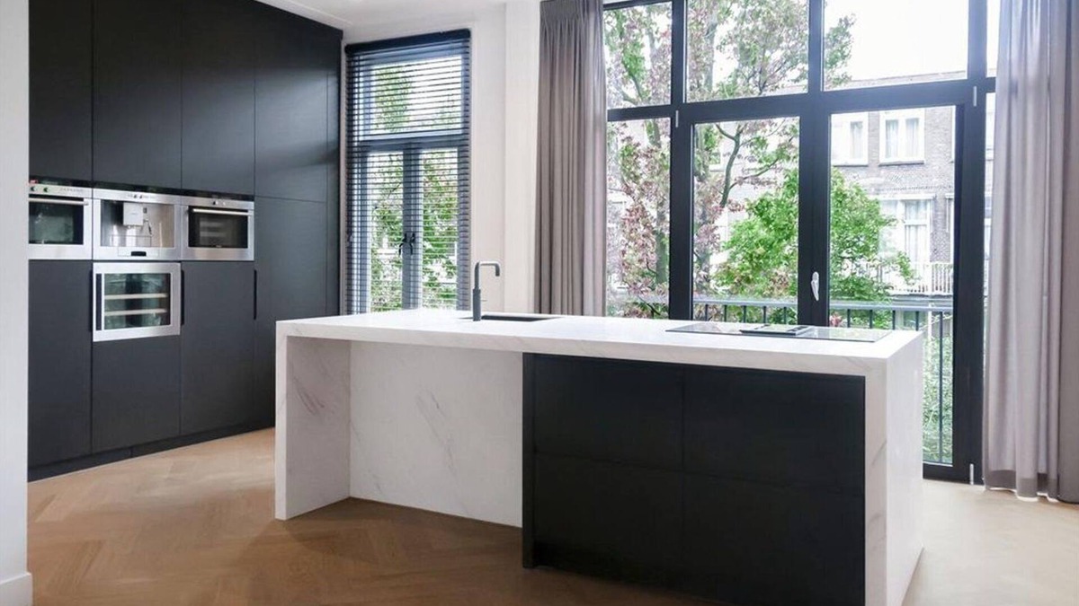 Oud-Zuid Apartment | A beautiful room with own bathroom and toilet in the city centre