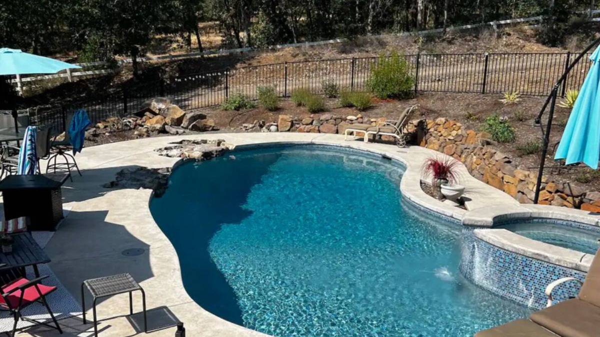 Eagle Point House | A beautiful Skyfall Landing